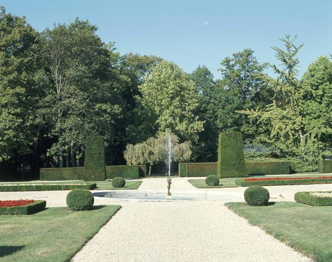 Le jardin à la française, avec sa fontaine, vu depuis l'est.