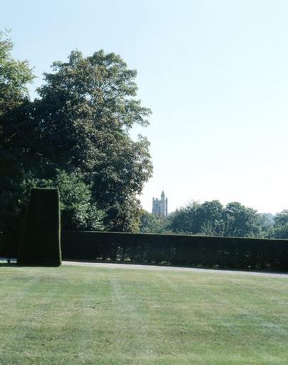 Vue sur le clocher de Saint-Aspais, depuis le jardin de la préfecture.