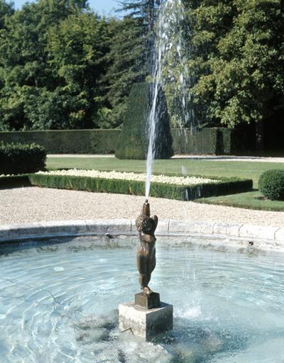 La fontaine du jardin à la française.