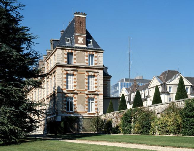 Vue des différents bâtiments de la préfecture, depuis l'est : au premier plan, l'hôtel du préfet et un mur de pierre, vestige du jardin de l'abbaye Saint-Père. Au second plan, le bâtiment à frontons construit de 1948 à 1951. Dans le fond, les bureaux de la préfecture.