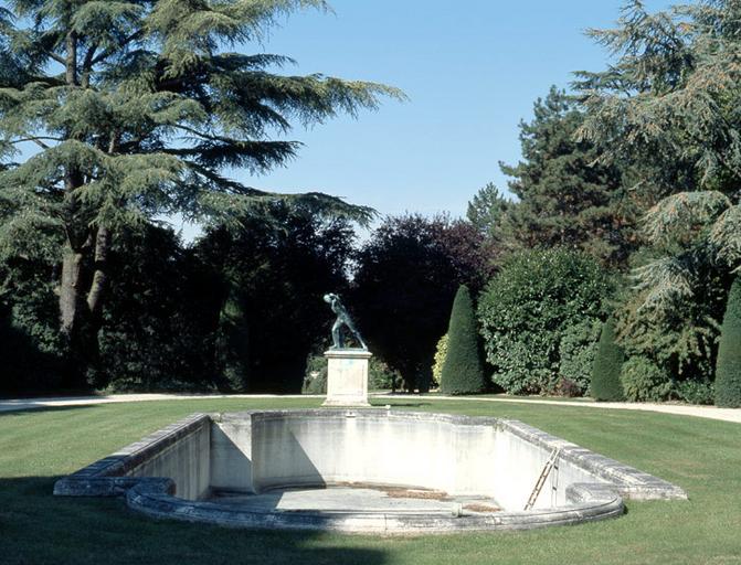 Le nymphée, à l'ouest de l'hôtel du préfet.