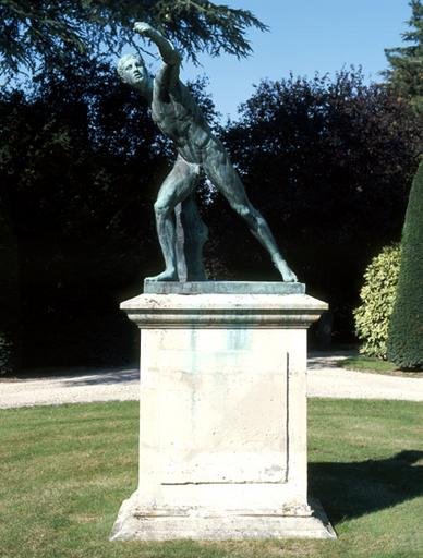 La statue ornant le nymphée : réplique en bronze du 'Gladiateur Borghese'.