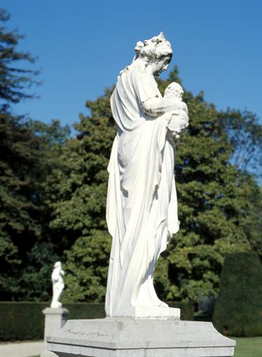 Vue du revers (avec dans le fond, la statue d'une autre allégorie féminine).