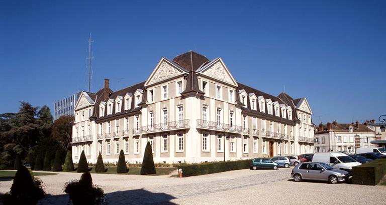 Le bâtiment des années 1950, sur le côté ouest de la cour d'honneur : vue d'ensemble, depuis le sud-est.