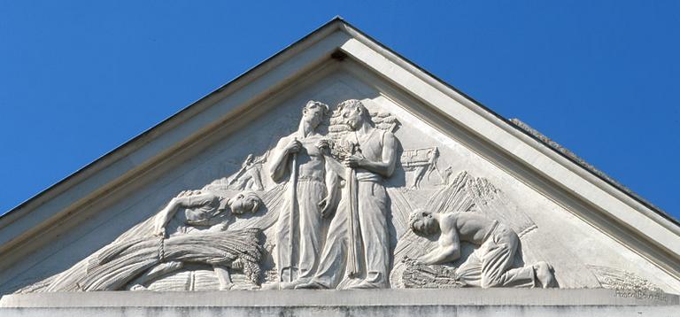 Bas-relief de Boureille, sur la façade orientale du bâtiment des années 1950.