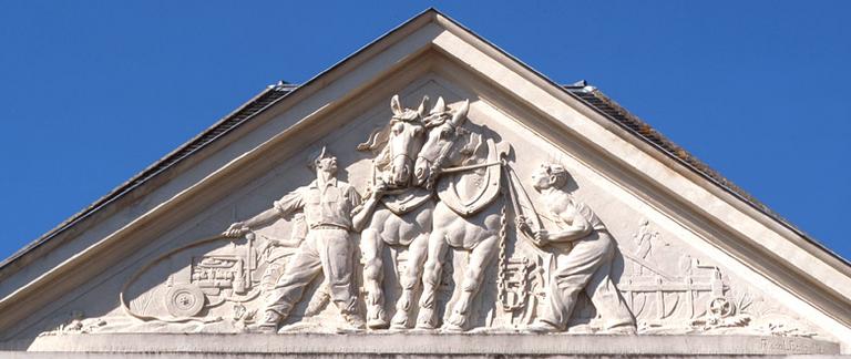 Bas-relief de Boureille, sur la façade orientale du bâtiment des années 1950.