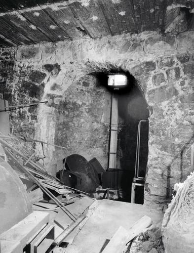 Vue du sous-sol accueillant la chaudière, sous la chapelle de semaine (ancienne sacristie néo-gothique).