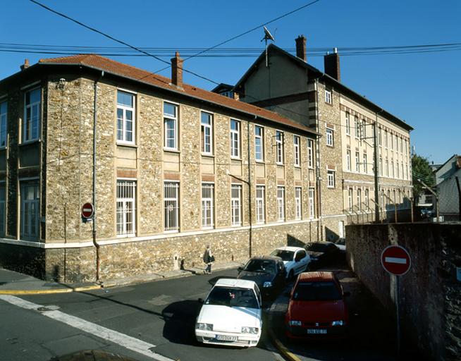 Façade donnant sur la rue Victor-Roussel : au premier plan, l'ancien 'pavillon scientifique' (n°9 sur le plan) construit sur les plans de Leloustre (1909). Dans son prolongement, élévation sur rue du 'Grand Quartier' de Jules Touzet (1885).