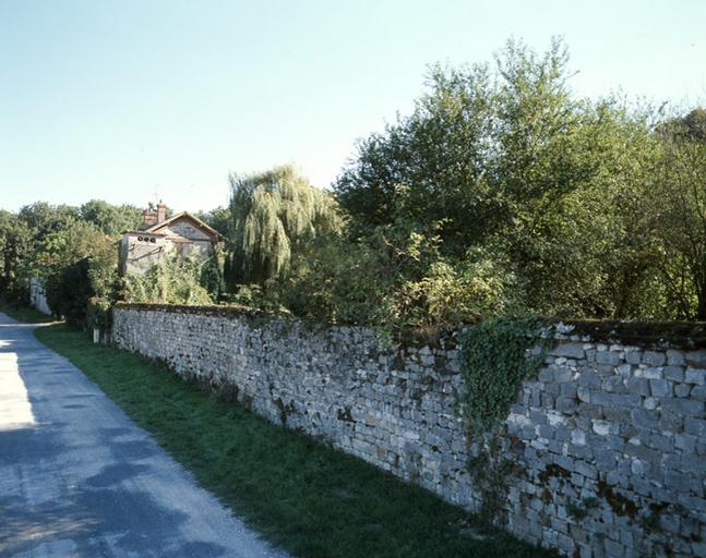 Le mur de clôture.