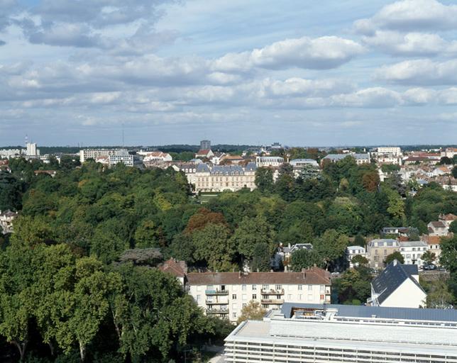 Vue panoramique, depuis le toit de la Cité administrative : au centre, la préfecture.