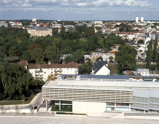 Vue panoramique, depuis le toit de la Cité administrative : au premier plan, la médiathèque ; au second plan, les maisons du quai Pasteur ; au fond, la préfecture (à gauche) et le faubourg nord-ouest de Melun (à droite).