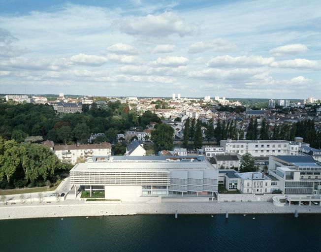 Vue panoramique, depuis le toit de la Cité administrative : au premier plan, l'île Saint-Etienne (avec la médiathèque et l'université Panthéon-Assas, puis la poste) ; au second plan, le quai du petit bras de la Seine ; au fond, la rive nord, avec la préfecture (à gauche) et l'église Saint-Aspais (à droite).