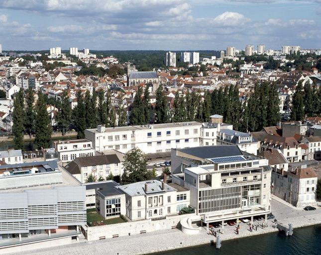 Vue panoramique, depuis le toit de la Cité administrative : au premier plan, l'île Saint-Etienne (avec l'université Panthéon-Assas et la poste) ; au second plan, le quai du petit bras de la Seine et le quartier Saint-Aspais; au fond, les HLM du plateau nord (à gauche) et de la ZUP de l'Almont (à droite).