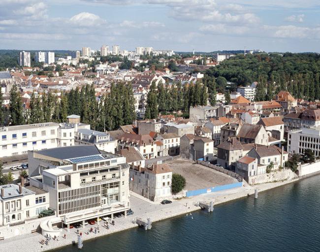 Vue panoramique, depuis le toit de la Cité administrative : au premier plan, l'île Saint-Etienne (avec l'ancienne trésorerie, aujourd'hui occupée par l'université Panthéon-Assas, et l'emplacement des Moulins détruits en 2005) ; au second plan, le quartier Saint-Aspais; au fond, la ZUP de l'Almont.