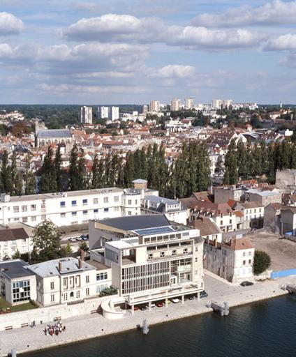 Vue panoramique, depuis le toit de la Cité administrative : au premier plan, l'île Saint-Etienne (avec l'ancienne trésorerie, aujourd'hui occupée par l'université Panthéon-Assas, à gauche, et l'emplacement des Moulins détruits en 2005, à droite) ; au second plan, le quartier Saint-Aspais; au fond, la ZUP de l'Almont.