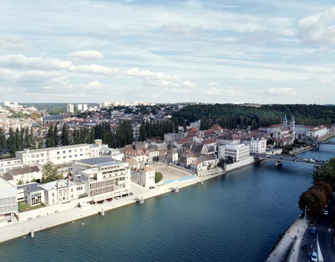 Vue panoramique, depuis le toit de la Cité administrative : au premier plan, l'île Saint-Etienne (de l'ancienne trésorerie, aujourd'hui occupée par l'université Panthéon-Assas, à gauche, jusqu'à la collégiale Notre-Dame) ; au second plan, le quartier Saint-Aspais; au fond, les grands ensembles.