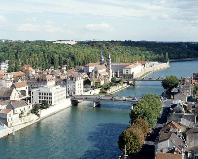 Vue panoramique, depuis le toit de la Cité administrative : la partie orientale de l'île Saint-Etienne, et les ponts sur le grand bras de la Seine.