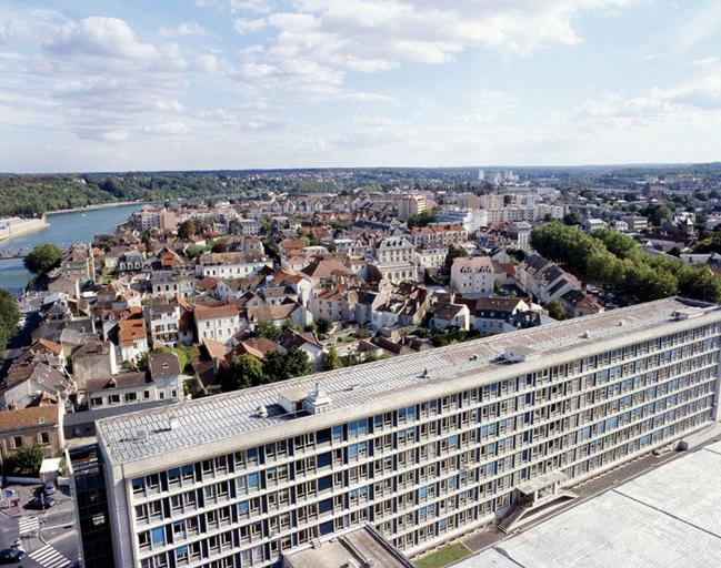 Vue panoramique, depuis le toit de la Cité administrative, vers le sud-est : la rive gauche de Melun. Au premier plan, les bureaux de la Cité administrative le long du boulevard Chamblain. Au second plan, le quartier Saint-Ambroise.