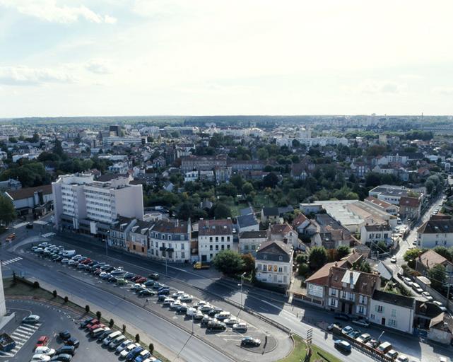 Vue panoramique, depuis le toit de la Cité administrative, vers le sud-ouest : partie occidentale de la Varenne. Au second plan, au centre, l'école normale d'institutrices (aujourd'hui IUFM, rue de Bellombre).