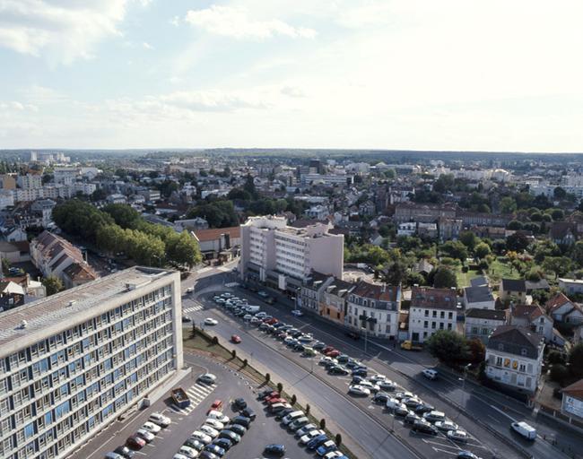 Vue panoramique depuis le toit de la Cité administrative, vers le sud. Au premier plan, le boulevard Chamblain et sa promenade.