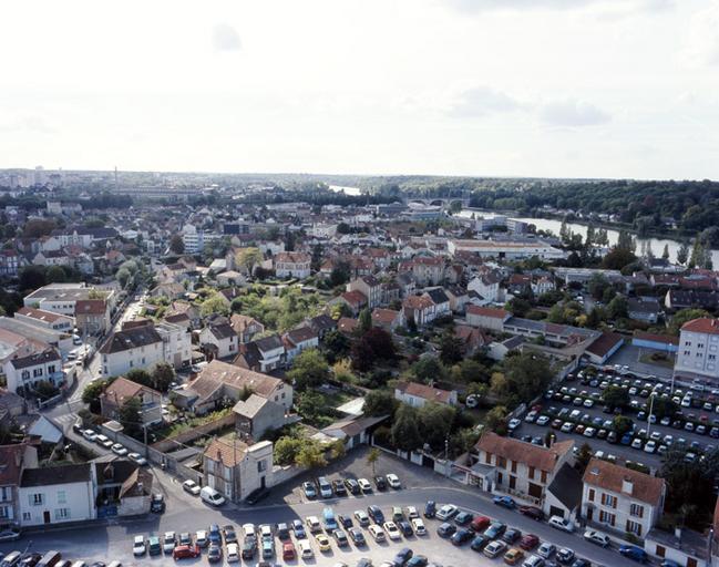 Vue panoramique depuis le toit de la Cité administrative, vers le sud-ouest. A droite, la Seine (et dans le fond, le pont ferroviaire du Mée).