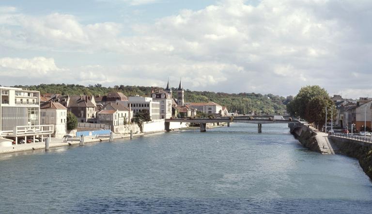 Le grand bras de la Seine et la rive sud de l'île Saint-Etienne, vus depuis le pont de la rocade.