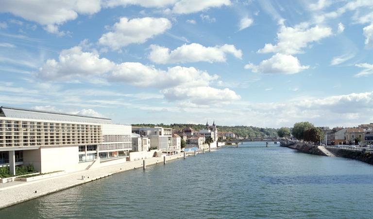 Le grand bras de la Seine, vu depuis le pont de la rocade. A gauche, la rive sud de l'île Saint-Etienne, avec la médiathèque au premier plan. A droite, le quai Hippolyte-Rossignol.