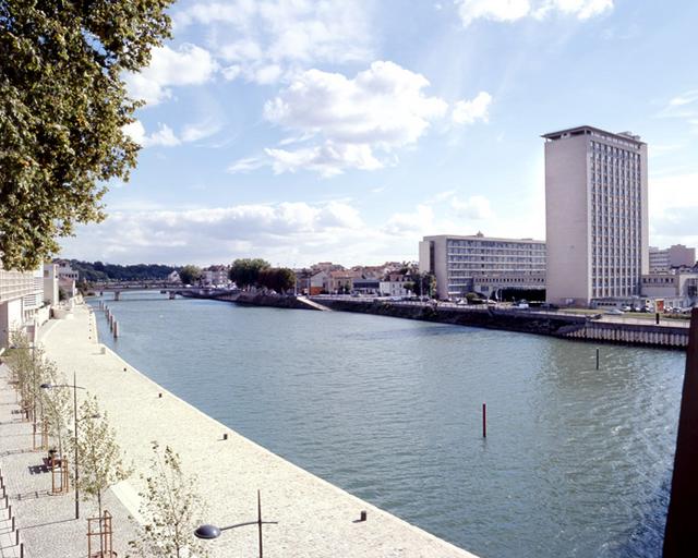 Le grand bras de la Seine et la rive sud, vus depuis le pont de la rocade. A gauche, la Cité administrative. Au premier plan à gauche, le quai de l'île Saint-Etienne.