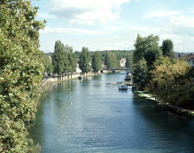 Le petit bras de la Seine, vu depuis le pont de la rocade.