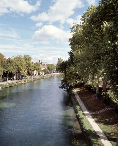 Le petit bras de la Seine, vu depuis le pont de la rocade. Au fond, l'église Saint-Aspais.