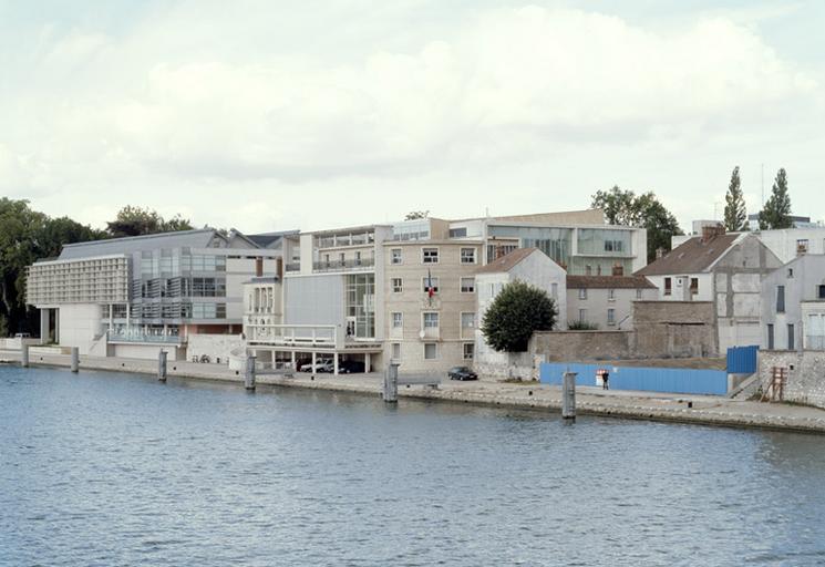 La partie occidentale de l'île Saint-Etienne, vue depuis la rive sud (quai Hipployte-Rossignol). De gauche à droite : la médiathèque, l'université (ancienne trésorerie), et l'emplacement des Moulins.