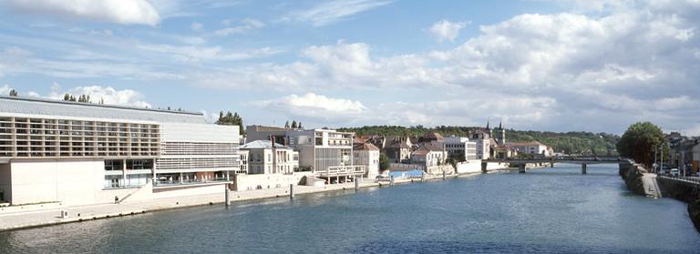 Panorama sur l'île Saint-Etienne, depuis le pont de la rocade : la rive sud de l'île.