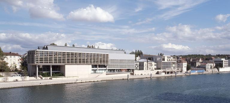 Panorama sur l'île Saint-Etienne, depuis le pont de la rocade : partie occidentale de la rive sud de l'île.