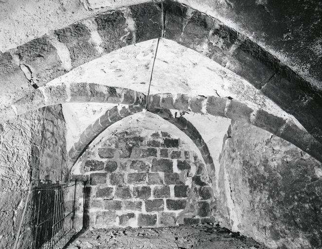 La cave médiévale : vue depuis l'entrée.