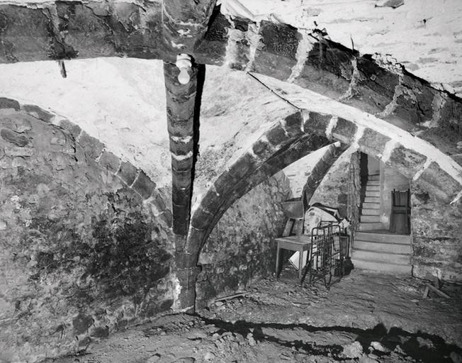 La cave médiévale : vue depuis l'angle sud-ouest.