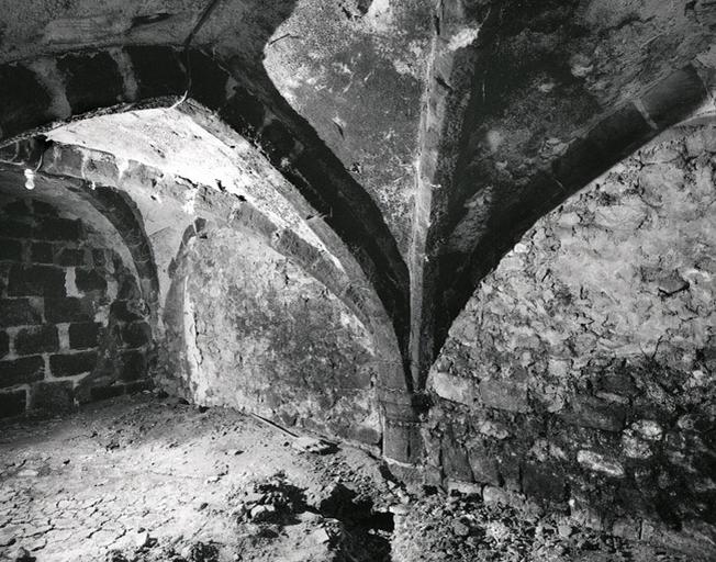 La cave médiévale : le pilier central, aujourd'hui inclus dans la maçonnerie.