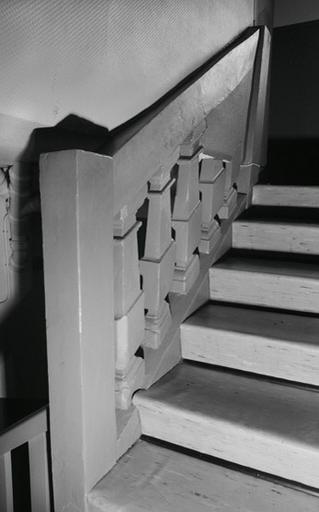 L'escalier à balustres, au dernier étage de la maison.