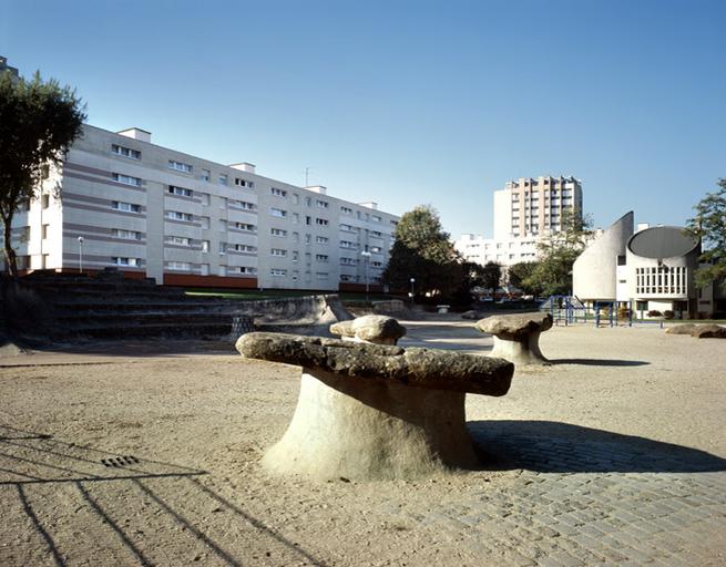 Le square devant la chapelle Saint-François. A gauche, la rue Georges-Bernanos.