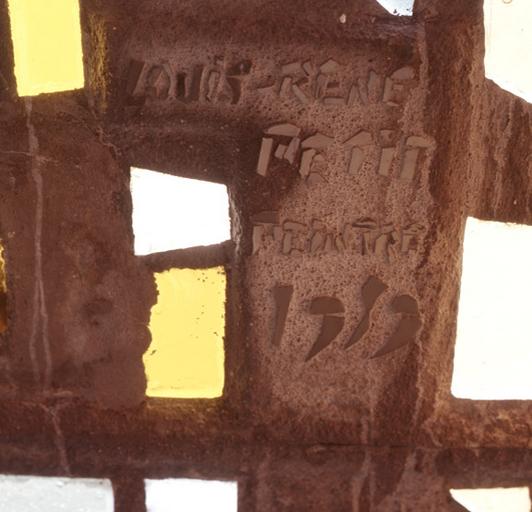 Détail de la verrière à l'angle sud-ouest de l'église : signature du maître verrier Louis-René Petit, 1959.