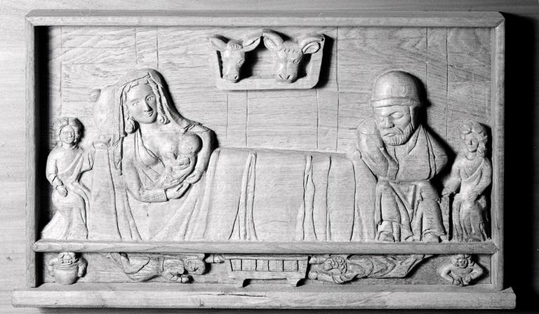 Vue de la sculpture ornant l'autel : la Nativité.