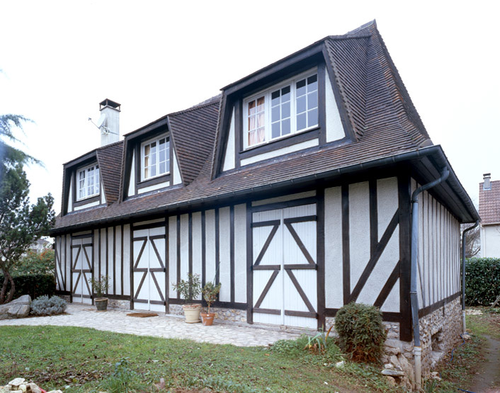 Vue d'ensemble de la maison de type néo-normande.