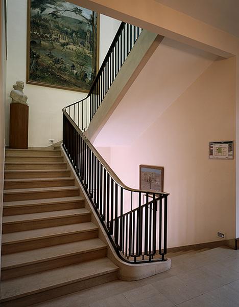 L'escalier d'honneur de la mairie vu depuis le hall du rez-de-chaussée.