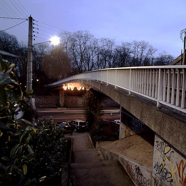 La passerelle enjambant la route nationale 7 au niveau de Fromenteau.