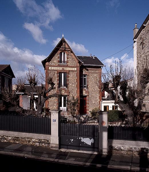 La maison et son jardinet vus de la rue des Gaulois.