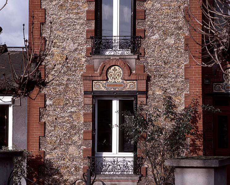 Revêtement mural : décor de carreaux de faïence ornant la façade antérieure de la maison.