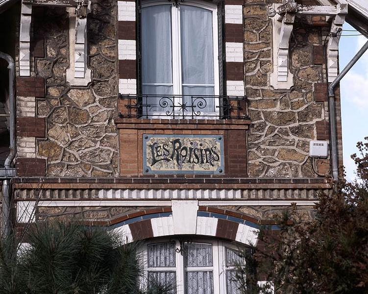 Revêtement mural : décor de carreaux de faïence ornant la façade antérieure de la maison.