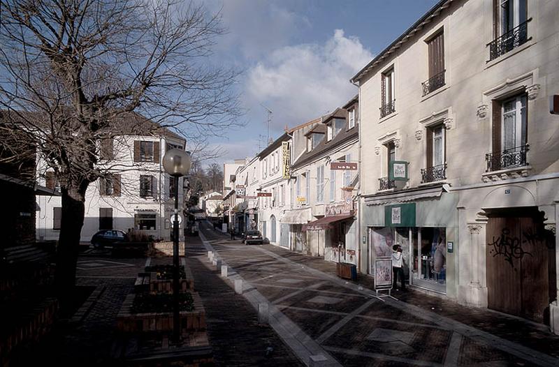 Vue perspective de la grande rue dans la section comprise entre le franchissement de l'Orge et la rue Piver.