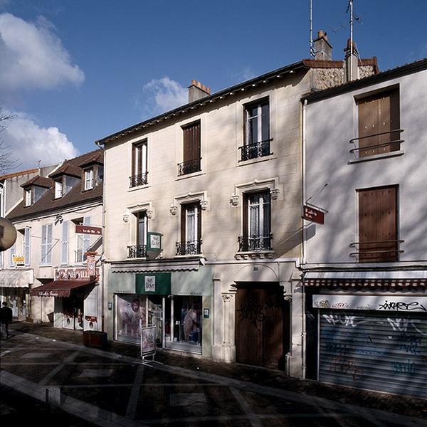 Façade antérieure sur la rue.