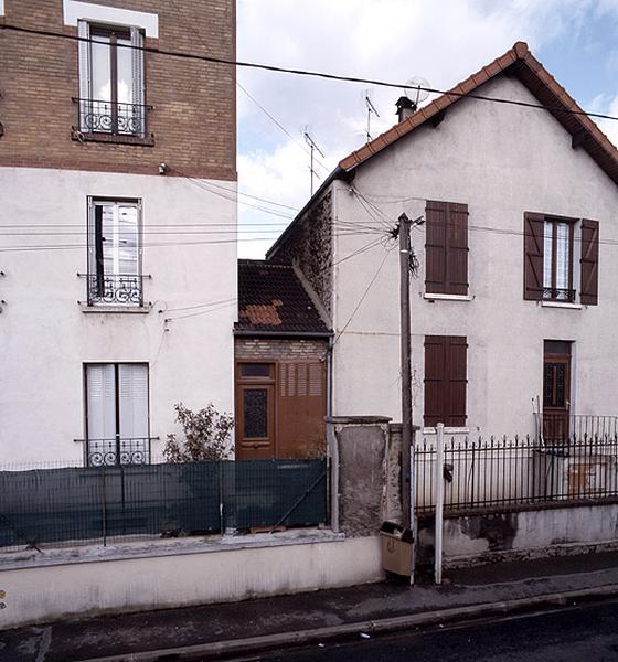 Vue de la maisonnette bâtie sur l'espace libre de l'immeuble.