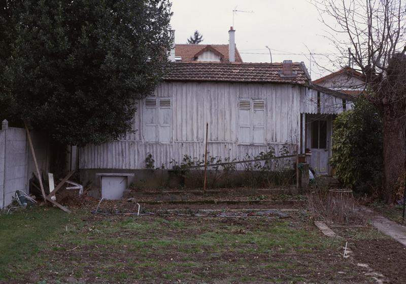 Vue de la maison avec son jardin potager et sa cabane.